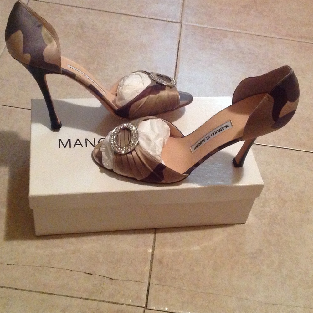 Manolo Blahnik Camoflauge Satin D'Orsay Pumps 39.5 never worn new in box.